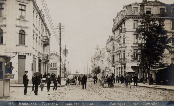 Картичка с главната улица в Бургас | Фотограф: Иван Калчев | Източник: Lost & Found Memories