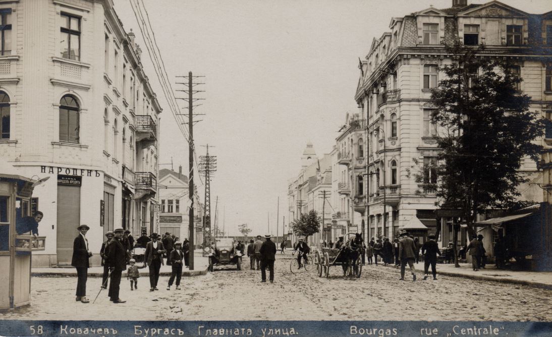 Картичка с главната улица в Бургас | Фотограф: Иван Калчев | Източник: lost & found memories