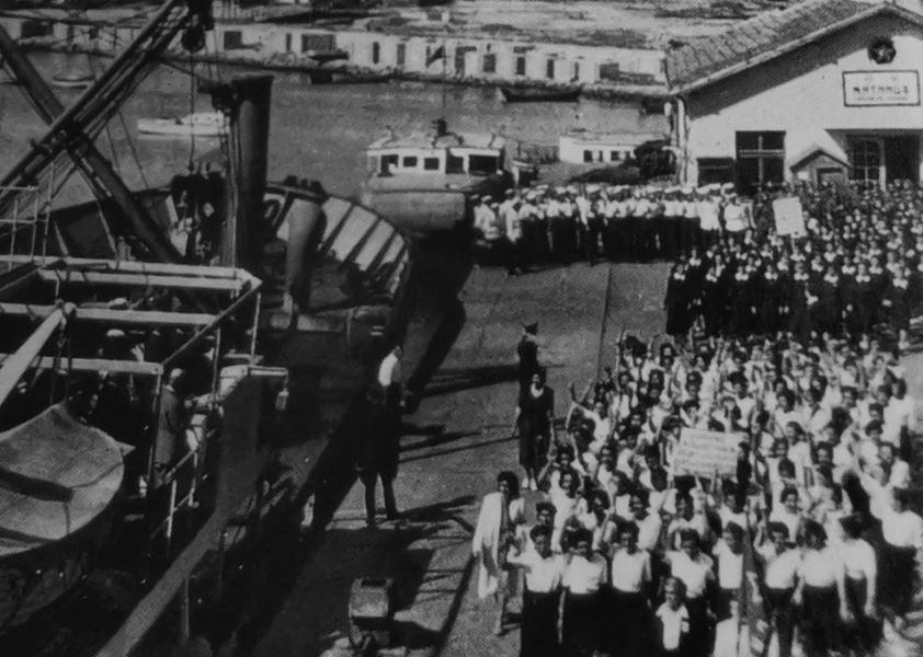 Приветстване на кораба, донесъл храни от СССР, 1945 г. | Фотограф: Иван Ковачев | Източник: списание "Българско фото"
