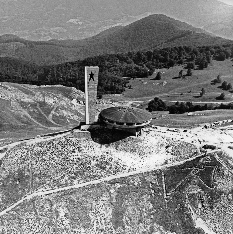 Първа самолетна снимка на дом-паметника на Булзуджа (1980) | Фотограф: А. Азинян