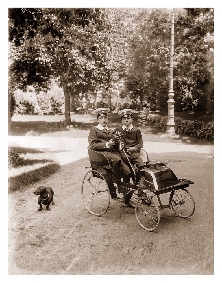 Княз Борис и княз Кирил с любимия дакел на цар Фердинанд на разходка в София, 1904-1906 г. ©Георг Волц