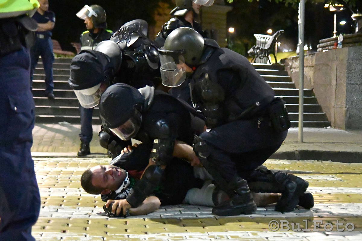 2 септември 2020 година, малко преди полунощ - полиция причаква и поваля протестиращи след големите погроми пред Партийния дом | Фотограф: Евгени Димитров