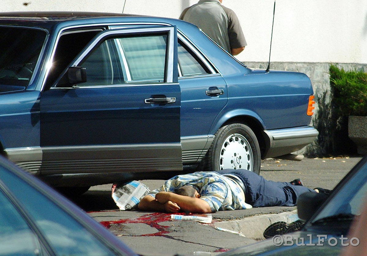 30 юли 2007 година, кадър от убийството на мафиоза, известен като Бай Миле. Убитият охранител е четял в колата си вестника, в който на следващия ден ще бъде публикувана тази снимка. | Фотограф: Евгени Димитров