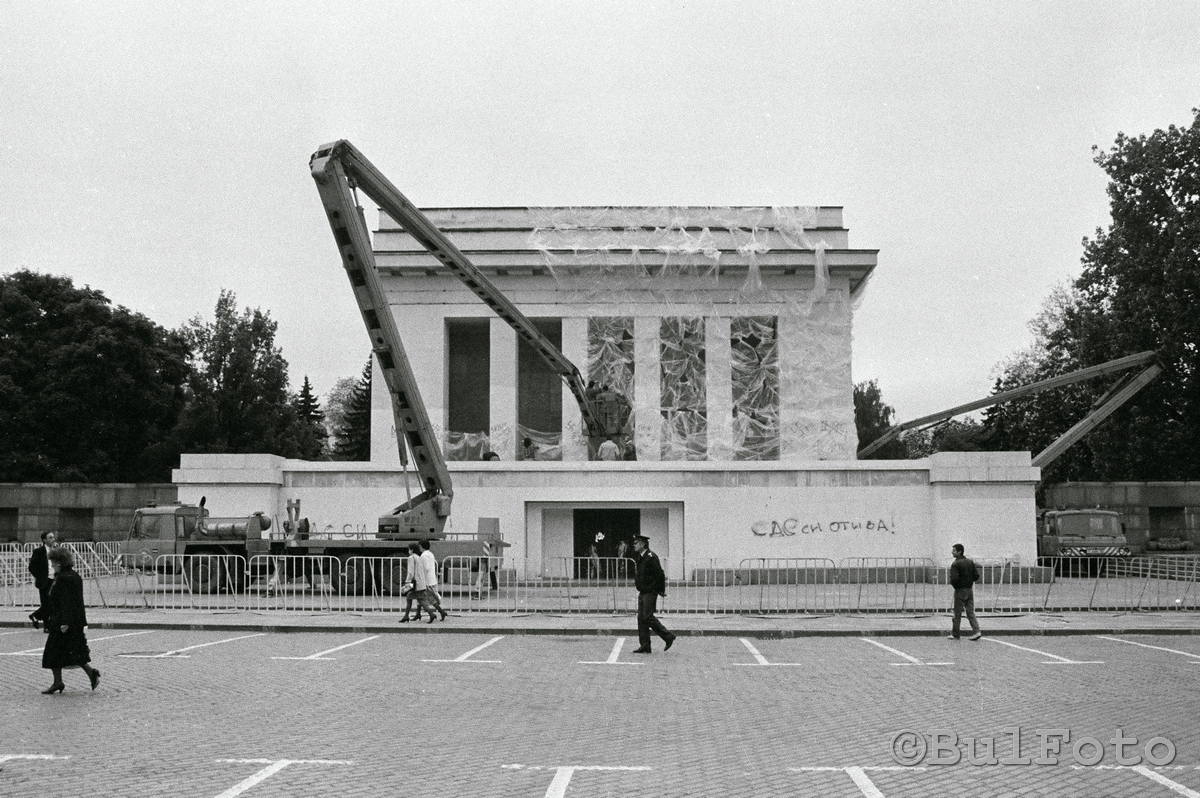 Арт-инсталация с опаковане на Мавзолея в найлон през 1992 година. | Фотограф: Евгени Димитров