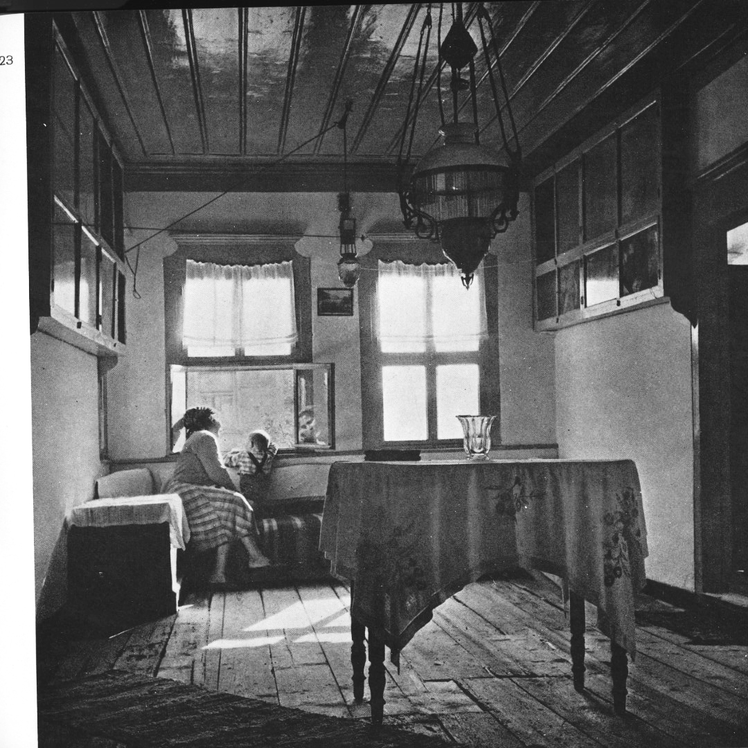 В стария дом | Фотограф: арх. Николай Попов | Източник: Каталог "Разказ за Несебър"